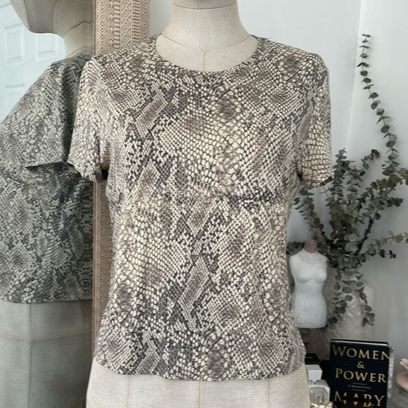 Aritzia Babaton Python Print Cropped T Shirt - Picture 2 of 9